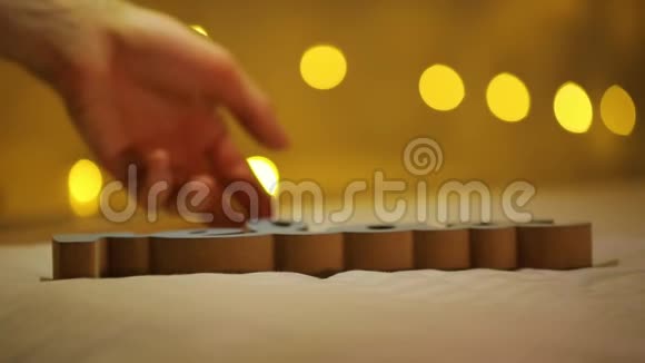 文字剪影在黄色模糊灯光背景的床上放松视频的预览图
