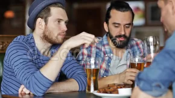 快乐的男性朋友在酒吧或酒吧喝啤酒视频的预览图