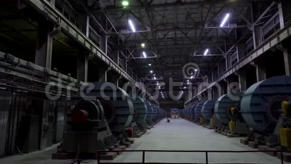一台大型柴油发电机在工厂进行应急处理设备厂采用现代技术工业视频的预览图