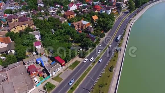 江岸上通往城市的道路私人住宅南部城市库班河上空的空中摄影视频的预览图