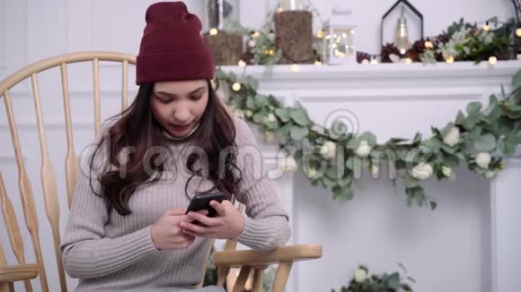美丽的女性在冬天和圣诞节从她的夫妇那里得到礼物视频的预览图