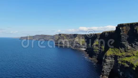 爱尔兰最著名的地标莫赫空中无人机的悬崖镜头视频的预览图