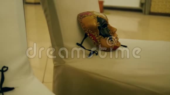 在博物馆的椅子上展出嘉年华面具视频的预览图