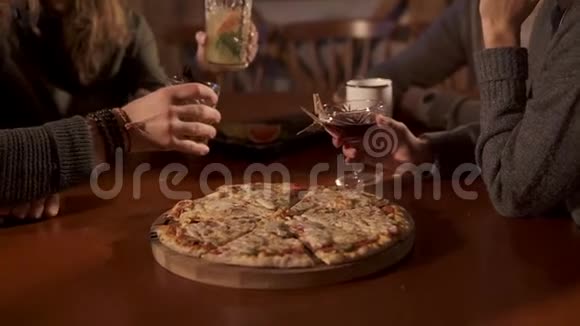 年轻人在咖啡屋里用披萨在盘子上敲打眼镜特写视频的预览图