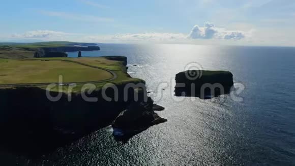 爱尔兰基尔基悬崖上令人惊叹的景观视频的预览图