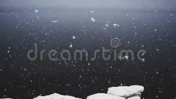 海上冬天的大雪视频的预览图