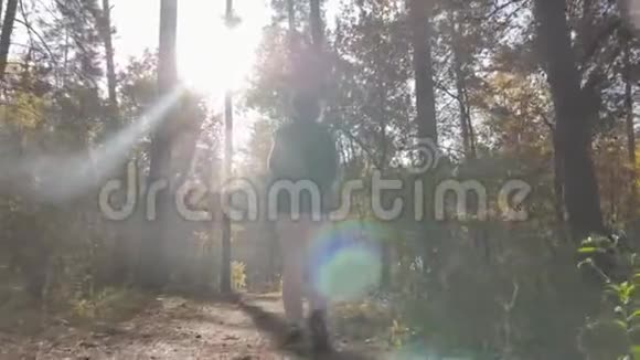 秋天金林奔跑的跑步女子视频的预览图