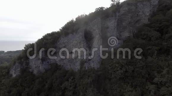 带洞穴黑海阿布哈兹海岸的青山空中风光视频的预览图