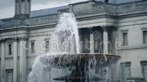 靠近城市老建筑的喷泉视频的预览图