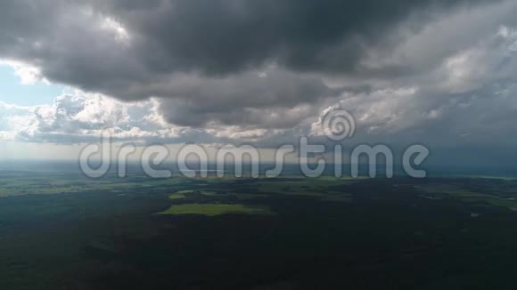 雨云附近的无人机飞行视频的预览图