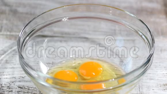把鸡蛋和糖混在碗里糖和鸡蛋用搅拌机打蛋糕配料烘焙原料甜点视频的预览图