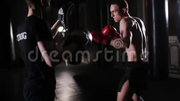 手肘拳击手与焦点手套合作视频的预览图