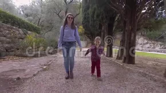 妈妈和儿子穿着休闲服装在公园散步视频的预览图