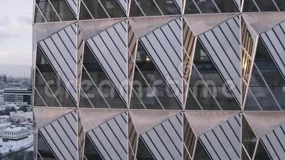 在新的现代建筑中玻璃窗户的惊人几何形状的特写行动城市景观视频的预览图