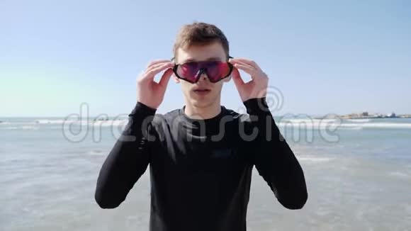 年轻的帅哥在训练前戴上运动太阳镜视频的预览图