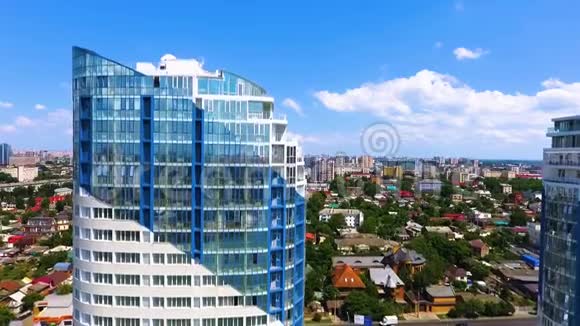 玻璃高楼在南部城市克拉斯诺达尔的库班河上空进行空中摄影俄罗斯视频的预览图