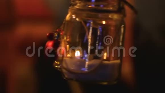 小罐子里面有蜡烛随风摆动夜晚有浪漫的灯光视频的预览图