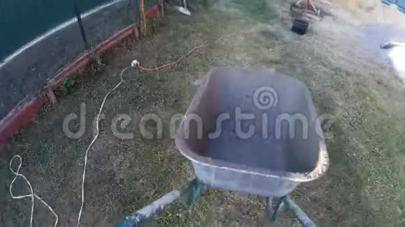 施工人员灌装水泥车POV视频的预览图