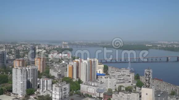 下午从高处到河边的城市景色视频的预览图