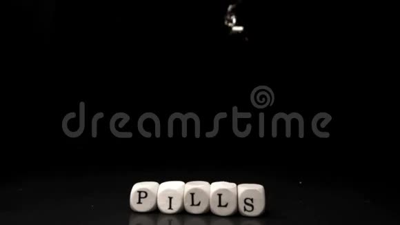 在白色骰子上掉落和滚动的药片视频的预览图