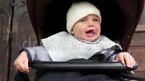 一个婴儿车里可爱的小男孩视频的预览图