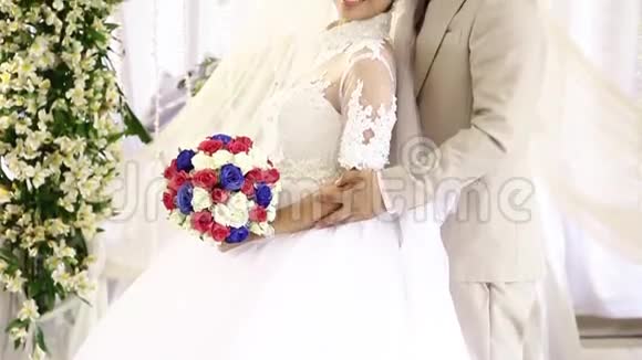 新娘和新郎为结婚照摆姿势视频的预览图