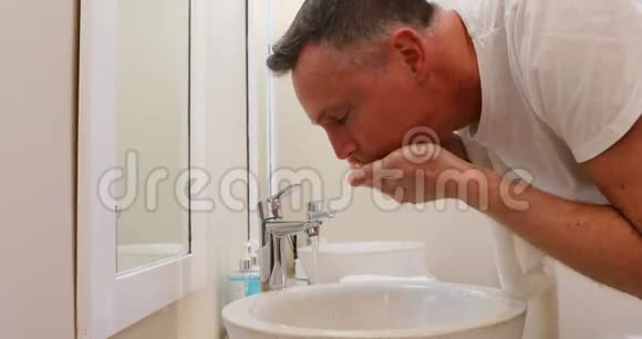 男人在浴室刮胡子后洗脸视频的预览图