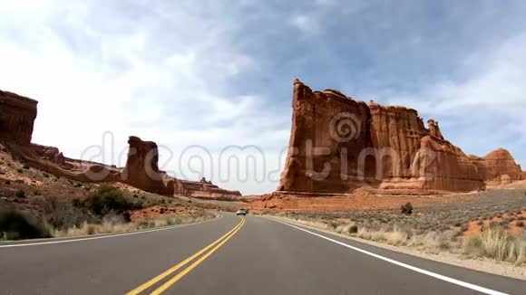 犹他州拱门国家公园的公路旅行视频的预览图