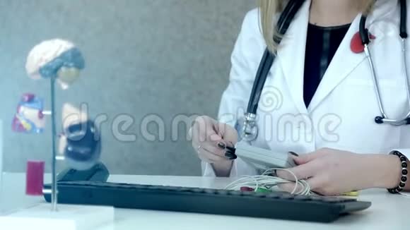 心脏病医生带着一个支架把信息带到电脑上视频的预览图