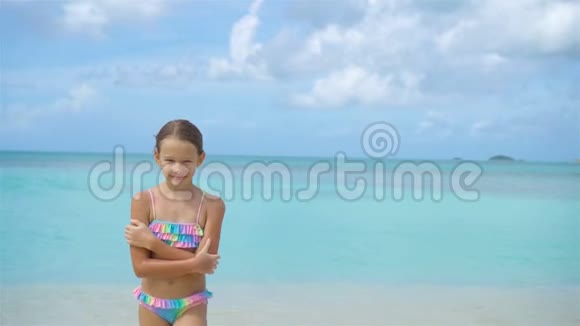 妈妈在海里游泳后用毛巾包着一个小女儿妈妈和小女儿在热带享受时光视频的预览图