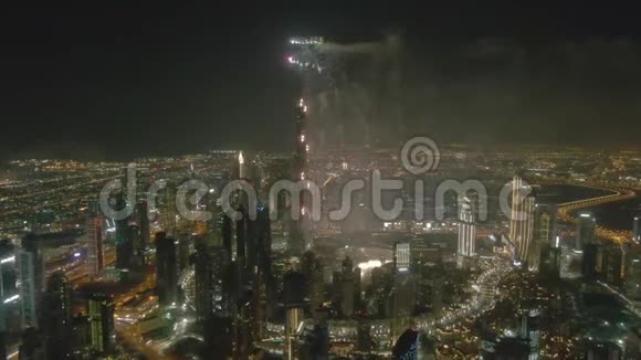 阿联酋迪拜中心的除夕烟火鸟瞰图视频的预览图