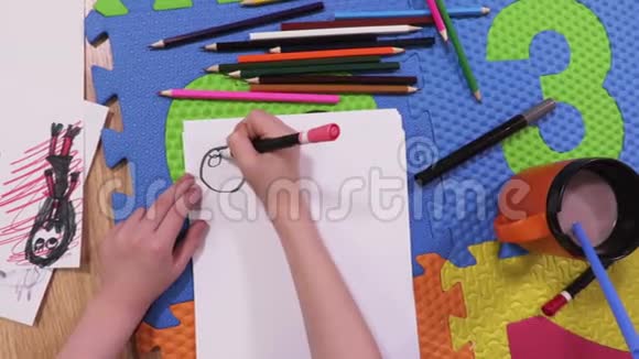 小女孩开始画白纸视频的预览图