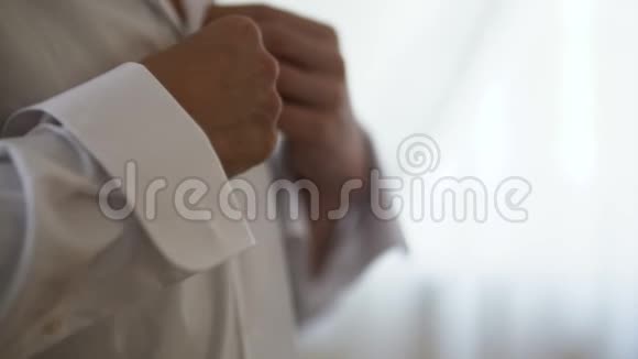 男人扣衬衫特写穿衣服的男人穿男式衬衫视频的预览图