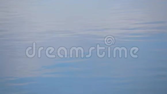 江蓝天的倒影背景视频的预览图