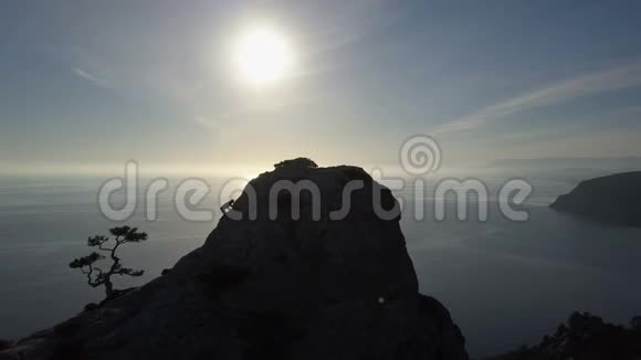 少女爬上一座山女士在美丽的风景中到达山顶视频的预览图