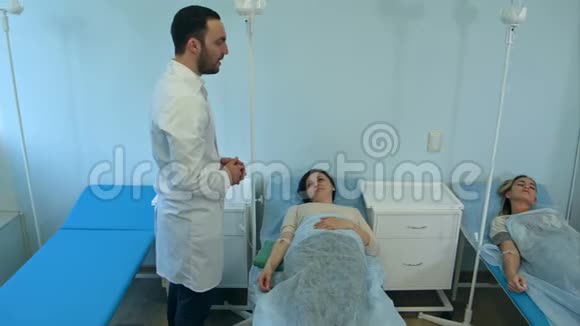 男医生与女病人交谈在医院病房休息视频的预览图