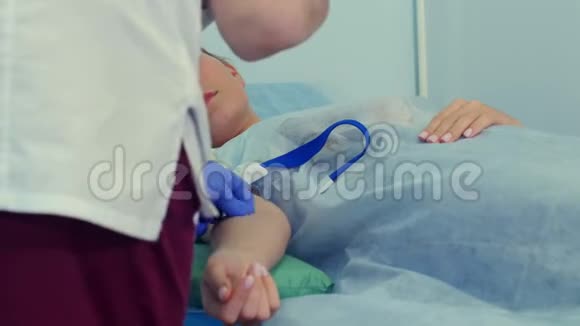 熟练护士在女病人手臂上静脉注射点药视频的预览图