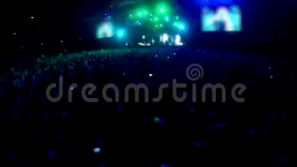 一群人站在体育场的大舞台前跳着音乐会视频的预览图