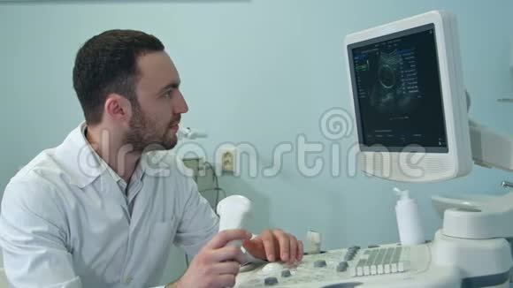 集中男性医生检查超声扫描结果视频的预览图