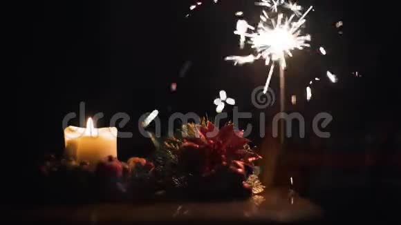 圣诞树上的圣诞蜡烛和孟加拉灯的火花迪夫4k视频的预览图