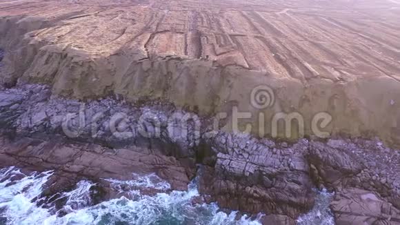 梅内拉拉格和布林拉克之间的海岸线爱尔兰多戈尔县的特拉纳克洛克巨大泥炭的迹象视频的预览图