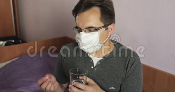 流行病期间病得很重的人喝了一种药视频的预览图