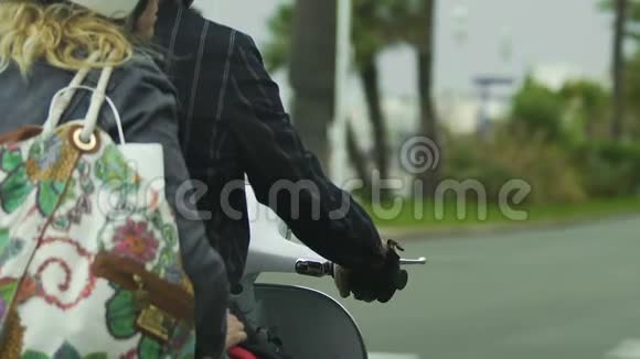 两人在红绿灯处等候的摩托车交通工具视频的预览图