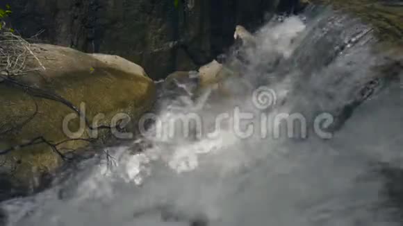 湍急的河水在雨林中流淌溪山河从瀑布上流过大石头视频的预览图