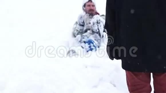 躺在雪地里的人视频的预览图