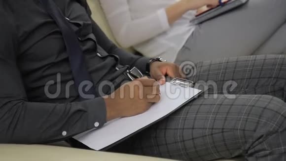 年轻员工正在写作坐在现代办公室的室内工作会议上视频的预览图