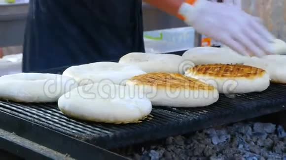 贝克正在烤架上转动谷物玉米饼烤面包国民面包街头食品视频的预览图
