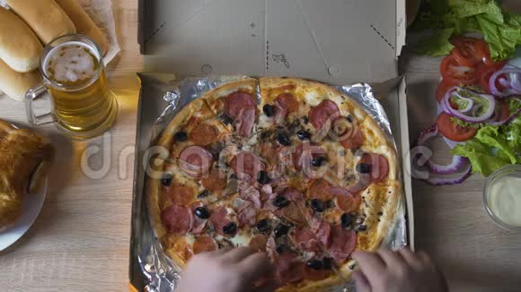妻子拍打丈夫的手在披萨减肥和健康饮食控制视频的预览图