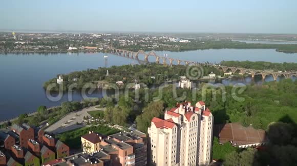 在河边拍摄一座舒适城市的全景视频的预览图