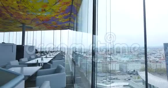 从咖啡馆的玻璃墙看城市视频的预览图
